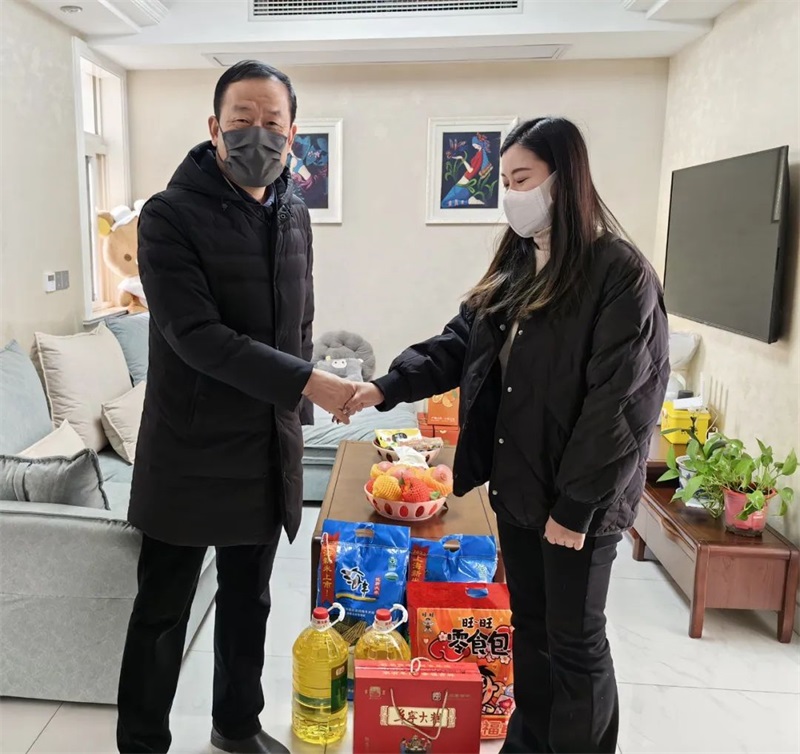 李彪帶隊(duì)看望慰問平臺困難職工