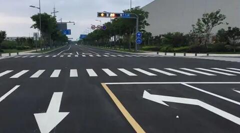 蘇州停車位劃線廠家解讀，道路交通標(biāo)志牌通常布置在什么區(qū)域？